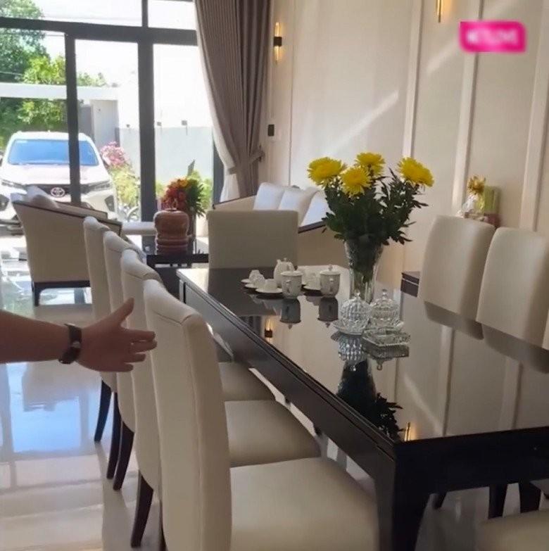 MC Quyền Linh khoe xây nhà khang trang cho mẹ ruột ở Tiền Giang, hút 5.000 người theo dõi livestream, khoe món quà tân gia độc lạ-9