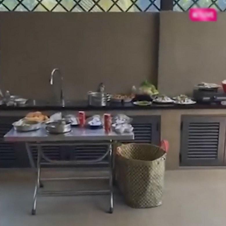 MC Quyền Linh khoe xây nhà khang trang cho mẹ ruột ở Tiền Giang, hút 5.000 người theo dõi livestream, khoe món quà tân gia độc lạ-11