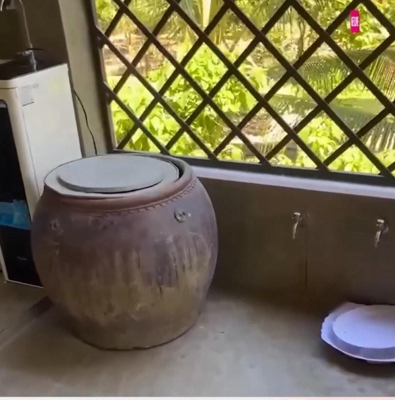 MC Quyền Linh khoe xây nhà khang trang cho mẹ ruột ở Tiền Giang, hút 5.000 người theo dõi livestream, khoe món quà tân gia độc lạ-14