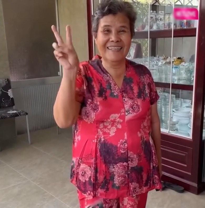 MC Quyền Linh khoe xây nhà khang trang cho mẹ ruột ở Tiền Giang, hút 5.000 người theo dõi livestream, khoe món quà tân gia độc lạ-15