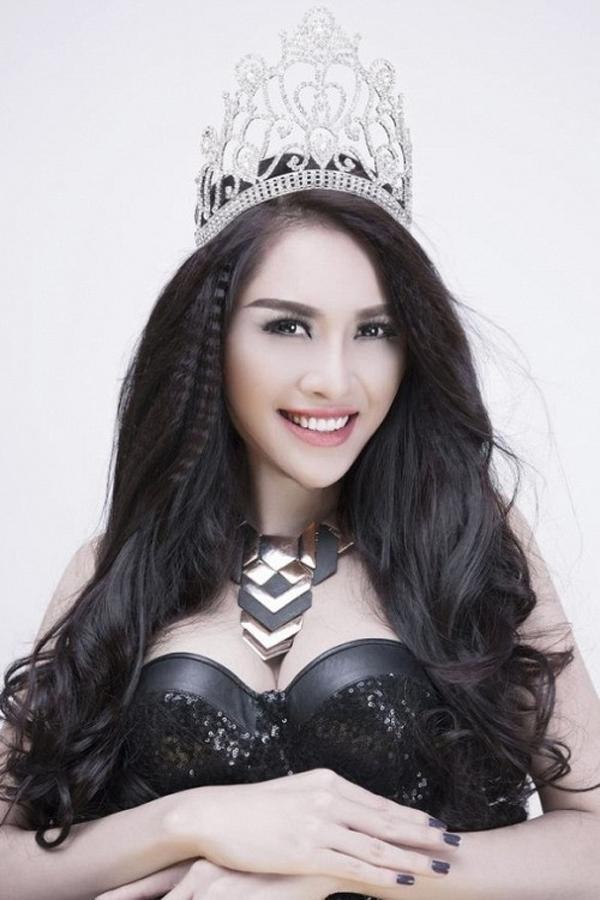 Chân dung Á hậu vừa livestream công khai mua giải giá 600 triệu đồng?-1