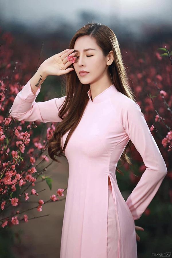 Chân dung Á hậu vừa livestream công khai mua giải giá 600 triệu đồng?-2