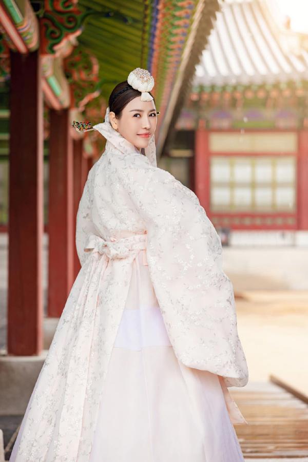 Chân dung Á hậu vừa livestream công khai mua giải giá 600 triệu đồng?-6