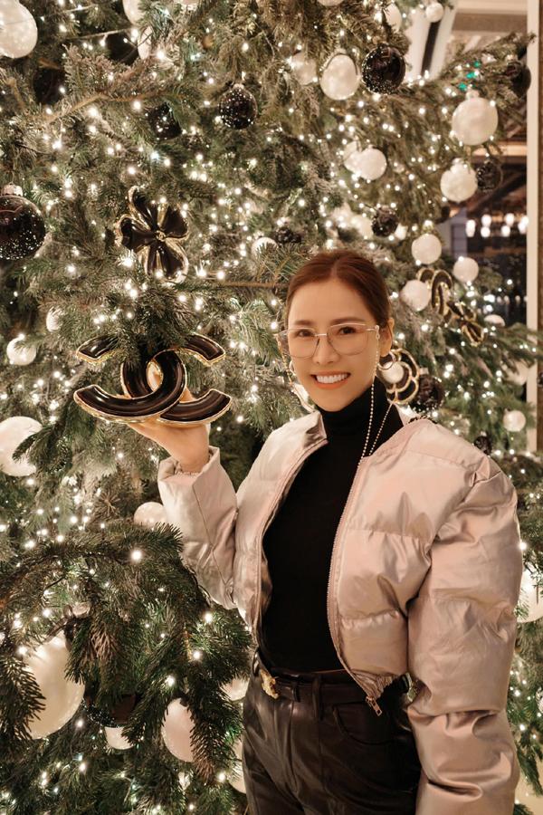 Chân dung Á hậu vừa livestream công khai mua giải giá 600 triệu đồng?-7