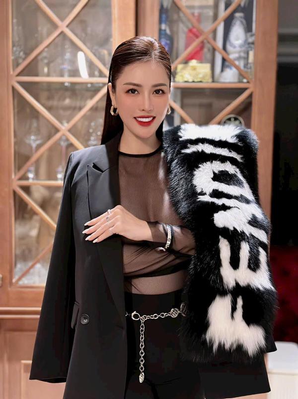 Chân dung Á hậu vừa livestream công khai mua giải giá 600 triệu đồng?-8