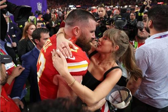 Bạn trai Taylor Swift chơi ở hộp đêm sau khi bị 'cấm' đi xem múa thoát y