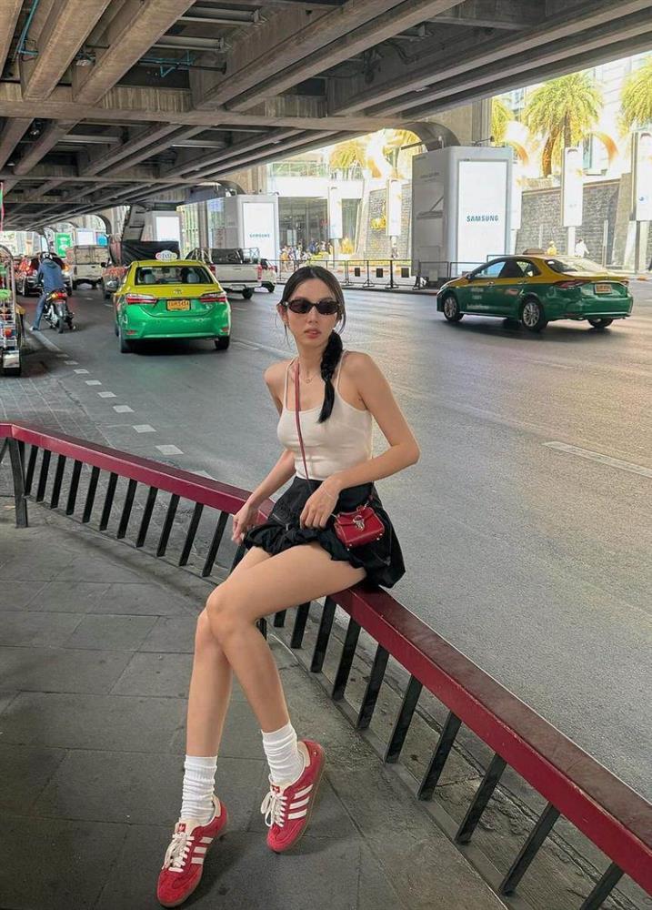 Thùy Tiên gây chú ý trên đường phố Thái Lan khi mặc váy siêu ngắn chỉnh giày-1