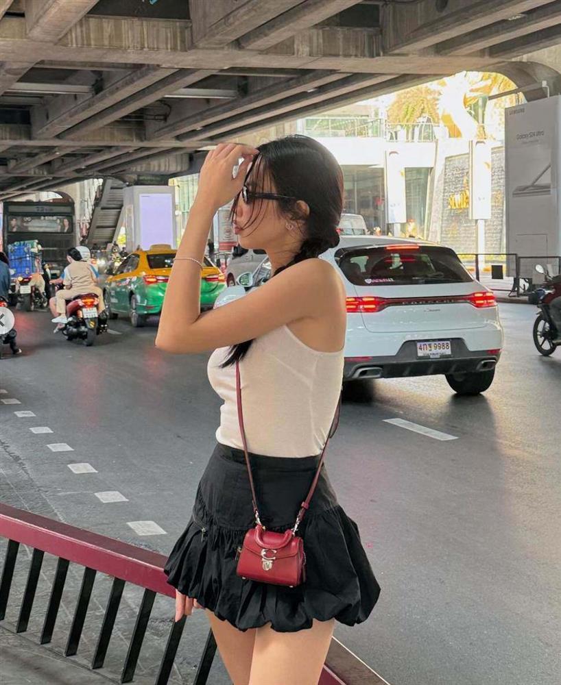 Thùy Tiên gây chú ý trên đường phố Thái Lan khi mặc váy siêu ngắn chỉnh giày-2