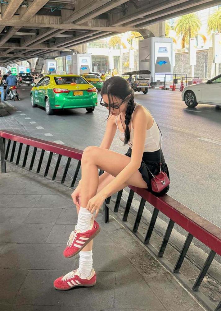 Thùy Tiên gây chú ý trên đường phố Thái Lan khi mặc váy siêu ngắn chỉnh giày-3