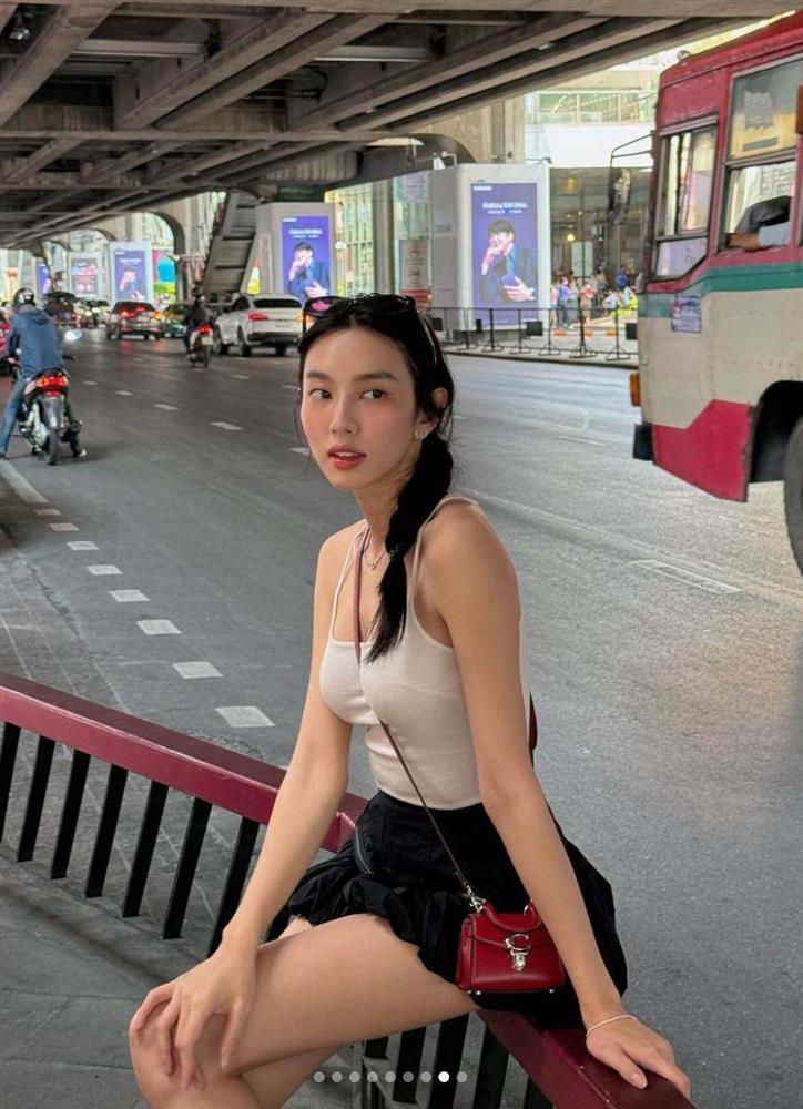 Thùy Tiên gây chú ý trên đường phố Thái Lan khi mặc váy siêu ngắn chỉnh giày-5