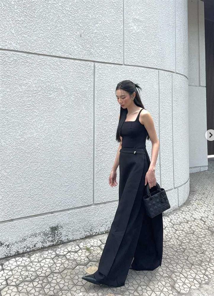 Thùy Tiên gây chú ý trên đường phố Thái Lan khi mặc váy siêu ngắn chỉnh giày-6