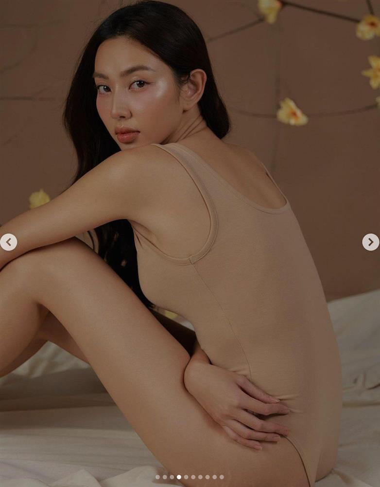 Thùy Tiên gây chú ý trên đường phố Thái Lan khi mặc váy siêu ngắn chỉnh giày-7