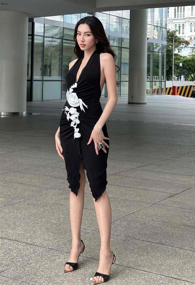Thùy Tiên gây chú ý trên đường phố Thái Lan khi mặc váy siêu ngắn chỉnh giày-8