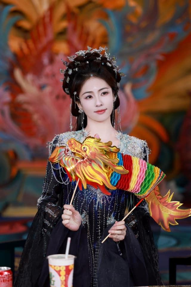 Diễn xuất gây tranh cãi, nhưng Triệu Lộ Tư, Bạch Lộc vẫn biết tận dụng điều này để ghi điểm-5