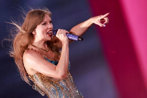 Không sinh ra con ở vạch đích, cha mẹ Taylor Swift vẫn giúp con thành công-4