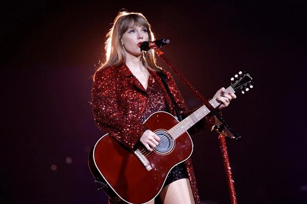Không sinh ra con ở vạch đích, cha mẹ Taylor Swift vẫn giúp con thành công-7