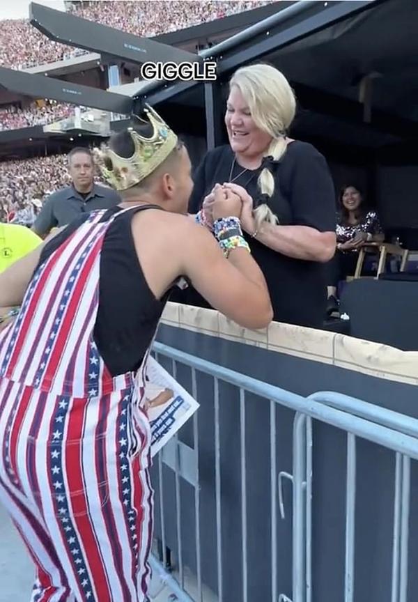 Không sinh ra con ở vạch đích, cha mẹ Taylor Swift vẫn giúp con thành công-8