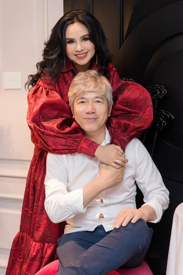 Hai nữ ca sĩ nổi tiếng có hôn nhân hạnh phúc với chồng bác sĩ là ai?-1