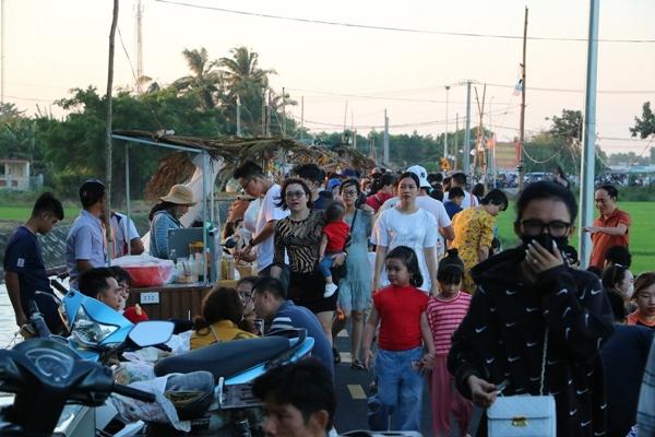 Chợ quê giữa đồng lúa xanh mướt bán trăm món ngon, đón nghìn khách mỗi ngày-2