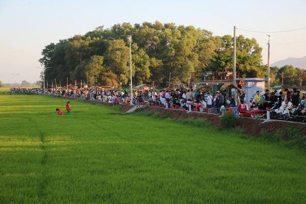Chợ quê giữa đồng lúa xanh mướt bán trăm món ngon, đón nghìn khách mỗi ngày-3
