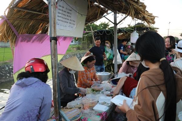 Chợ quê giữa đồng lúa xanh mướt bán trăm món ngon, đón nghìn khách mỗi ngày-6