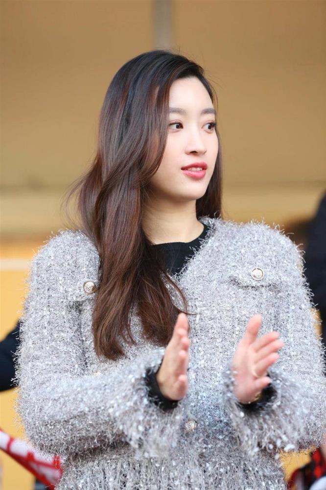 Từng là hoa hậu nghèo nhất VN, giờ Đỗ Mỹ Linh diện set đồ 2 tỷ chuẩn phu nhân chủ tịch-5