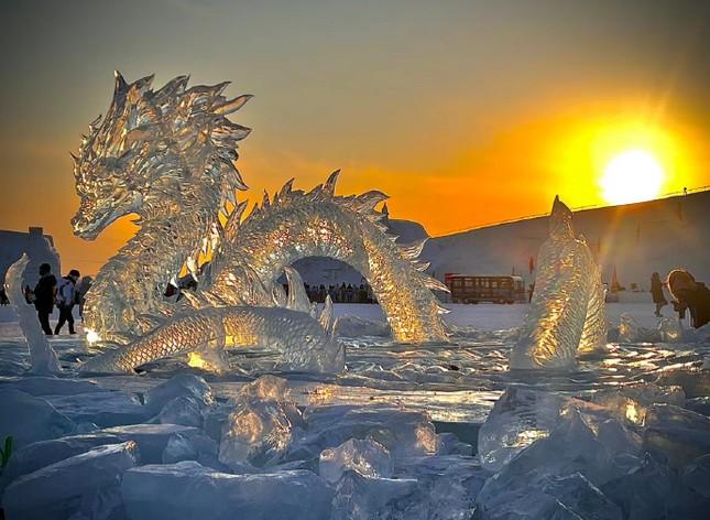 Nữ blogger livestream khắc rồng băng dưới trời -12 độ, câu chuyện phía sau gây xót xa-2