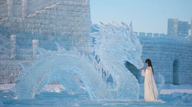 Nữ blogger livestream khắc rồng băng dưới trời -12 độ, câu chuyện phía sau gây xót xa-3