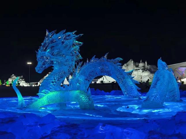 Nữ blogger livestream khắc rồng băng dưới trời -12 độ, câu chuyện phía sau gây xót xa-1