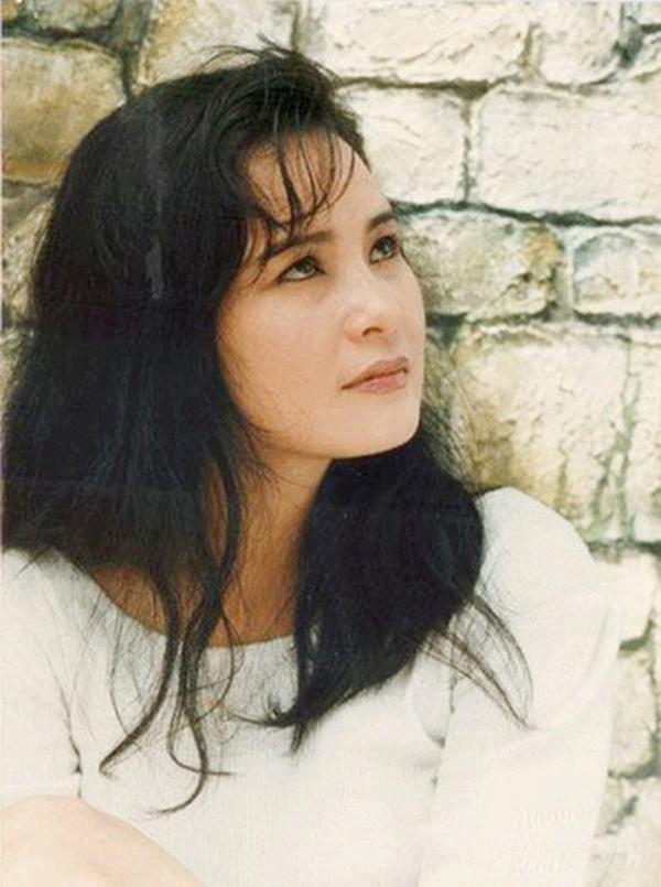 Hôn nhân đời thực của mỹ nhân Hà thành xưa: NSND Hoàng Cúc vượt qua bạo bệnh, hạnh phúc bên gia đình-1