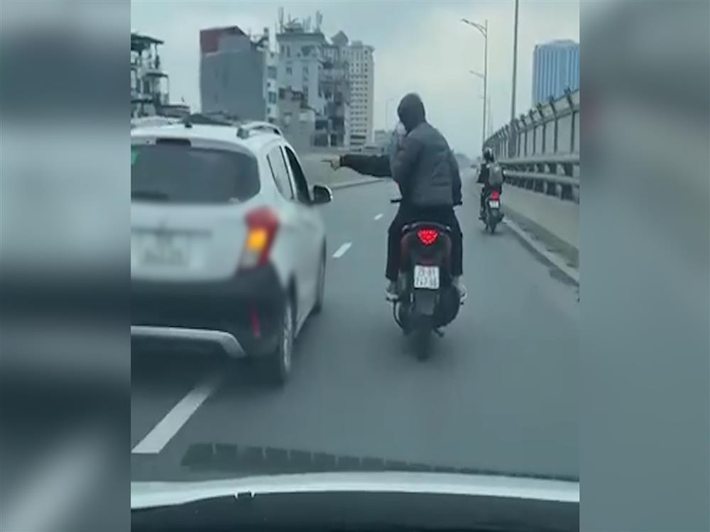 Công an làm việc với hai người đi xe máy tạt đầu ô tô, gây gổ ở vành đai 2-1