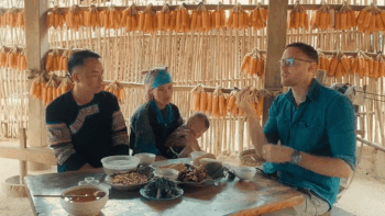 Khách Tây vào rừng sâu của Việt Nam, sợ hết hồn thử món sâu bò nhung nhúc-3