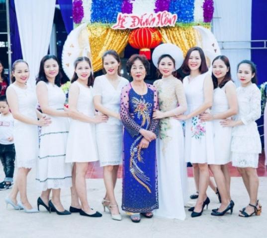 Gia đình ở Nghệ An có 8 cô con gái đều học ngành Y Dược: Bố mất, mẹ một mình gồng gánh sớm hôm để nuôi các con ăn học-2