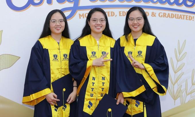 Gia đình ở Nghệ An có 8 cô con gái đều học ngành Y Dược: Bố mất, mẹ một mình gồng gánh sớm hôm để nuôi các con ăn học-3