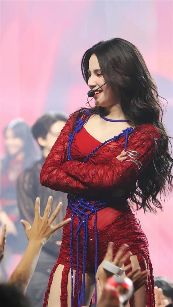 Diệp Lâm Anh khoe sắc vóc sau Tết: 3 vòng săn chắc gợi cảm nhờ chăm làm việc này-2