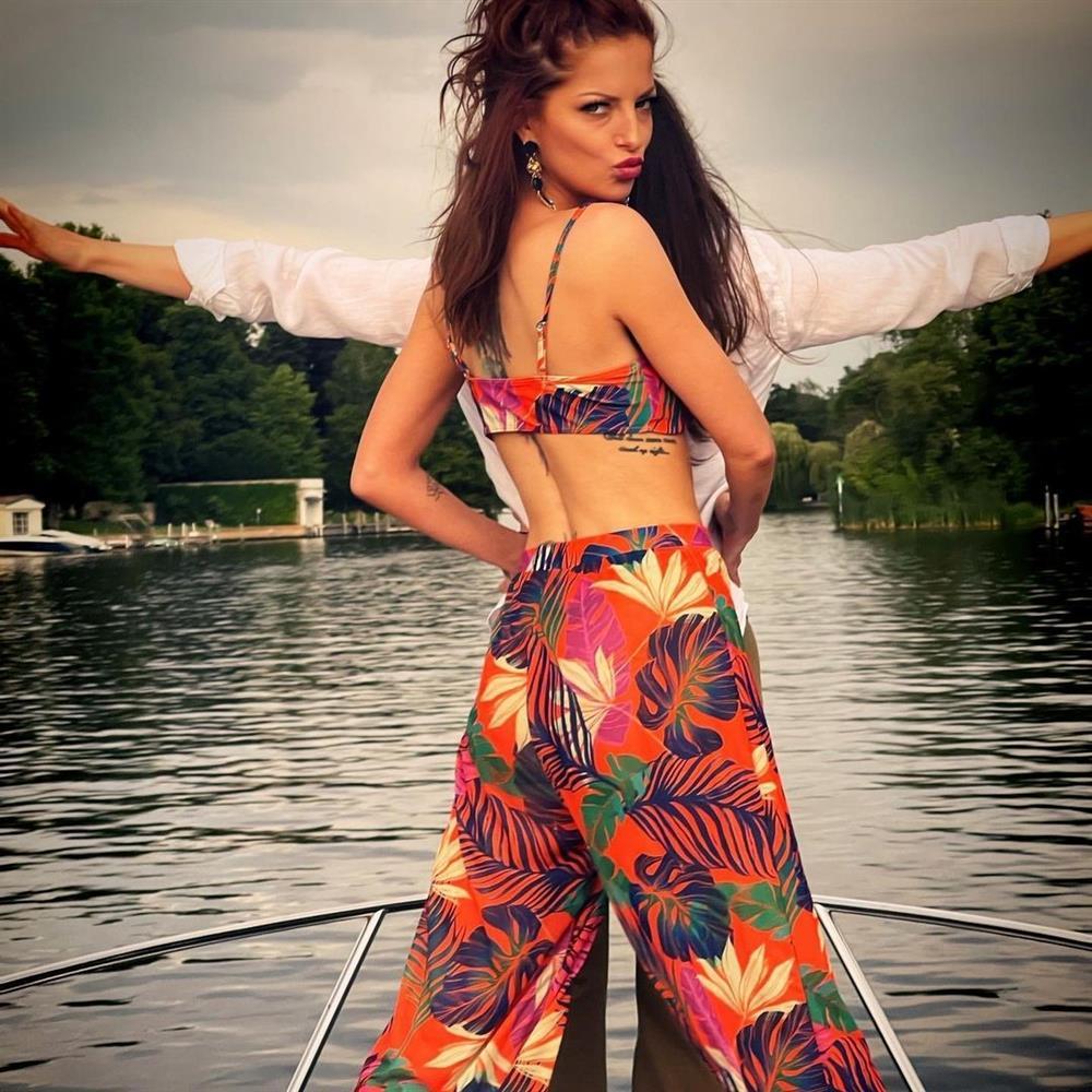 Công chúa đầu tiên thoát y trên tạp chí-7