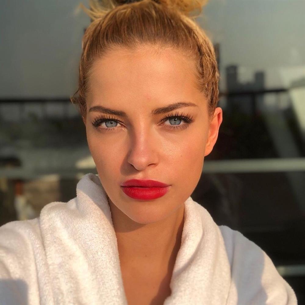 Công chúa đầu tiên thoát y trên tạp chí-8