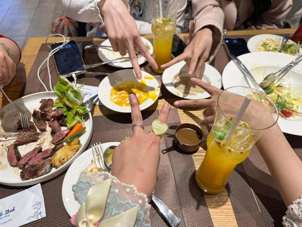 Đến quán bít tết nổi tiếng Hà Nội, cô gái sốc khi rau có ốc sên còn sống-1