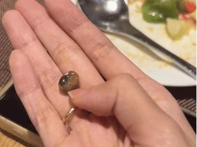 Đến quán bít tết nổi tiếng Hà Nội, cô gái sốc khi rau có ốc sên còn sống-2