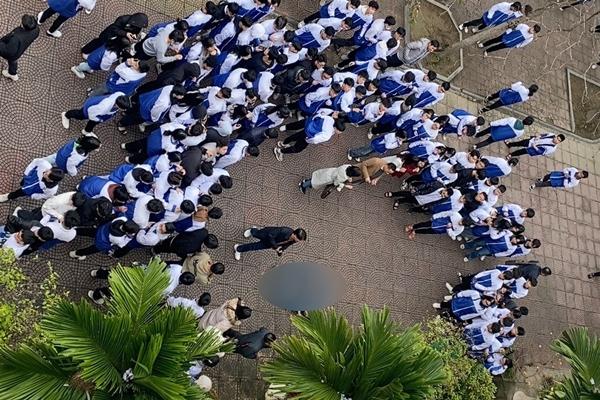 Nam sinh lớp 10 rơi từ tầng 4 xuống sân trường trong giờ ra chơi-1