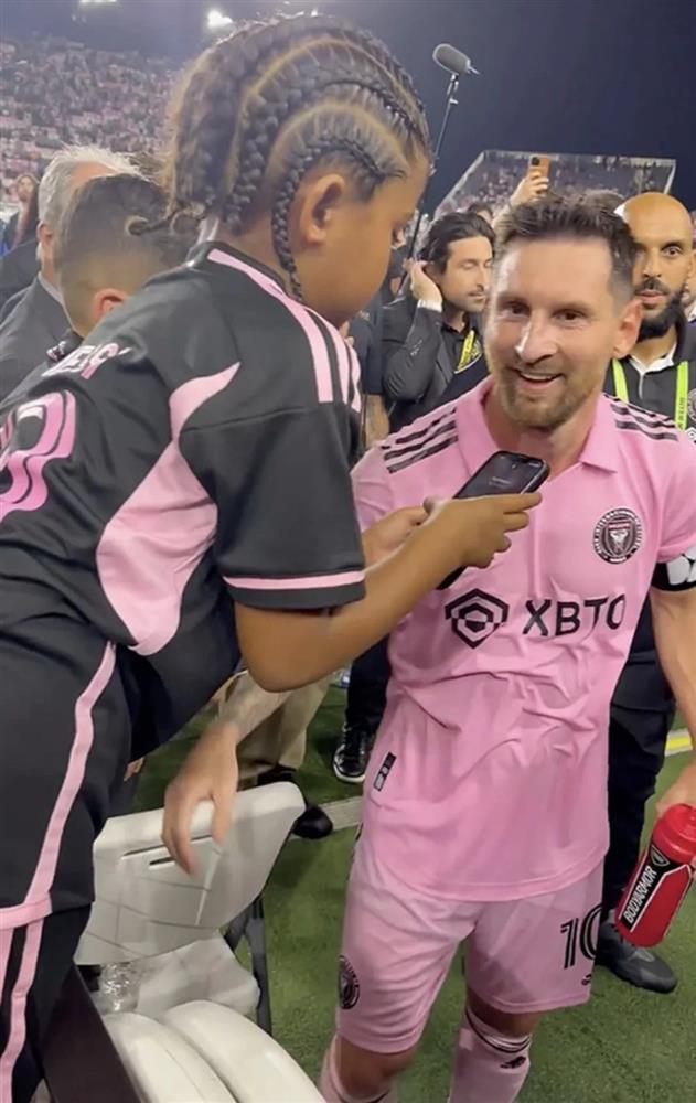 Con trai nữ tỷ phú được nắm tay Messi ra sân khiến cộng đồng mạng tranh cãi-2