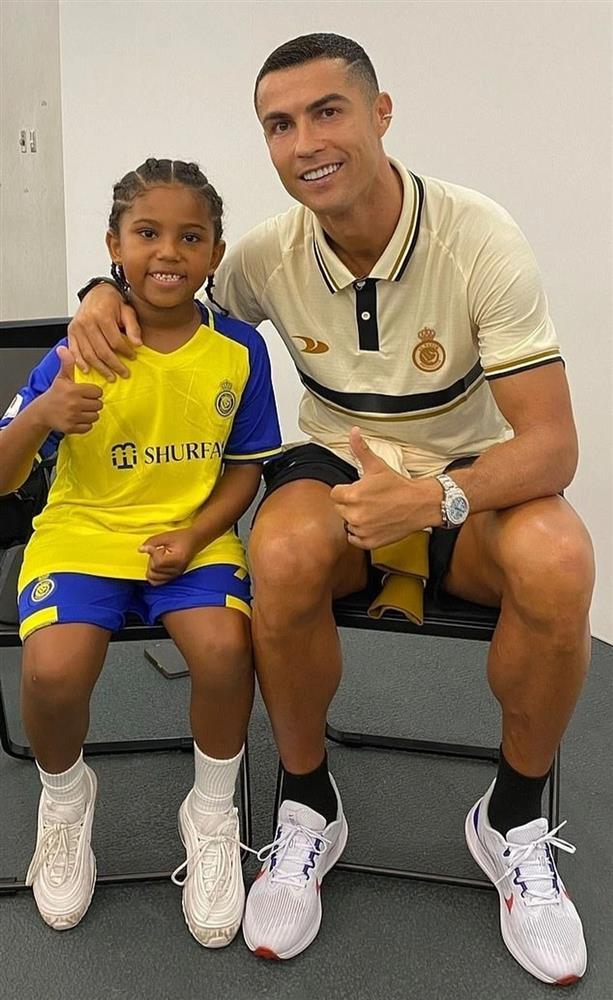 Con trai nữ tỷ phú được nắm tay Messi ra sân khiến cộng đồng mạng tranh cãi-3