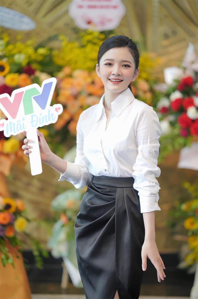 MC thời tiết sinh năm 2000 gây chú ý khi lên sóng VTV nhờ gương mặt baby-1