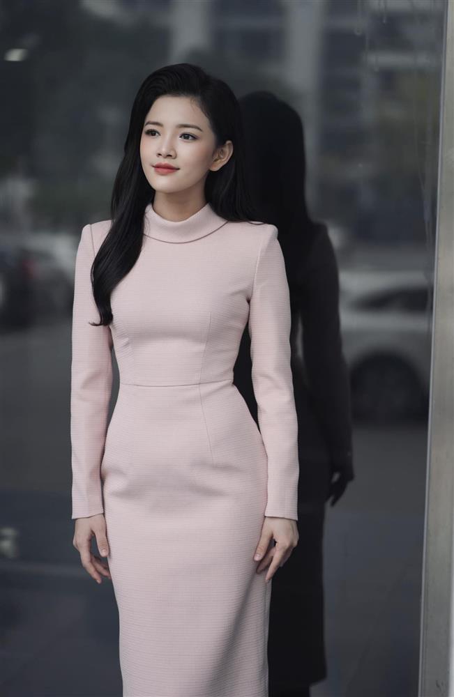 MC thời tiết sinh năm 2000 gây chú ý khi lên sóng VTV nhờ gương mặt baby-9