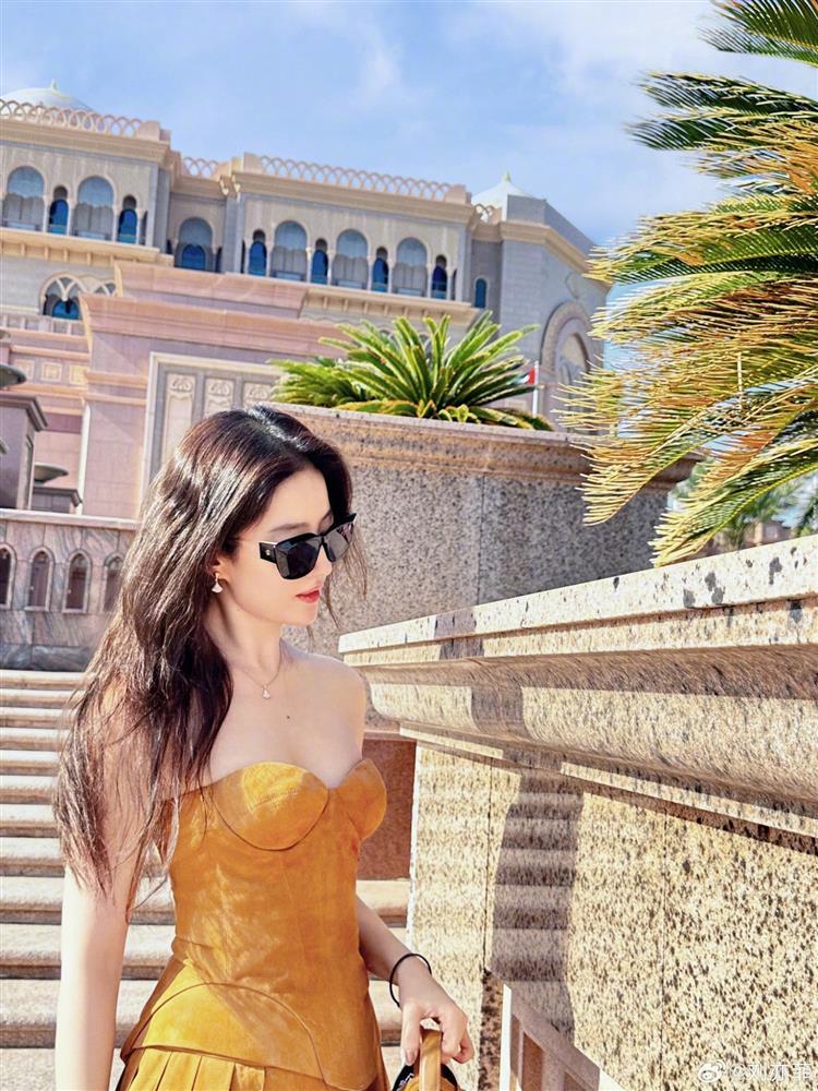 Nghỉ dưỡng ở nước ngoài, Lưu Diệc Phi gây sốt với loạt ảnh thả dáng cực slay ở tuổi U40-1