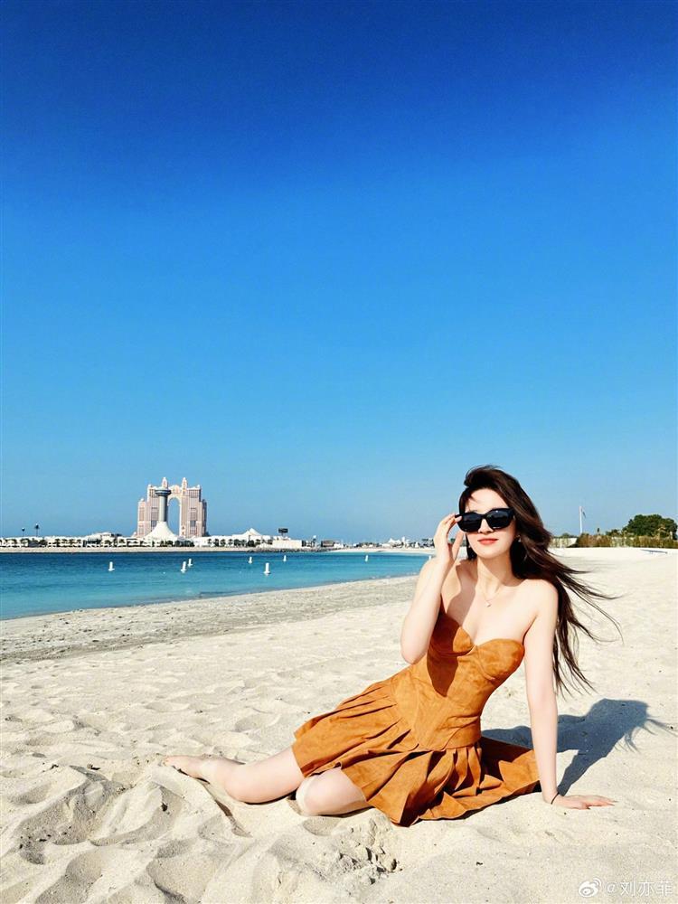 Nghỉ dưỡng ở nước ngoài, Lưu Diệc Phi gây sốt với loạt ảnh thả dáng cực slay ở tuổi U40-3