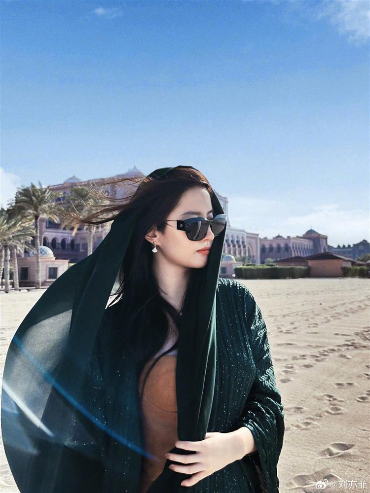 Nghỉ dưỡng ở nước ngoài, Lưu Diệc Phi gây sốt với loạt ảnh thả dáng cực slay ở tuổi U40-5