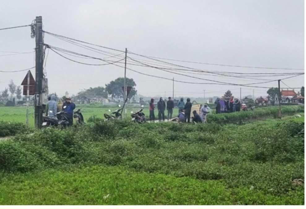 Hai người đàn ông gục chết bên xe máy-1