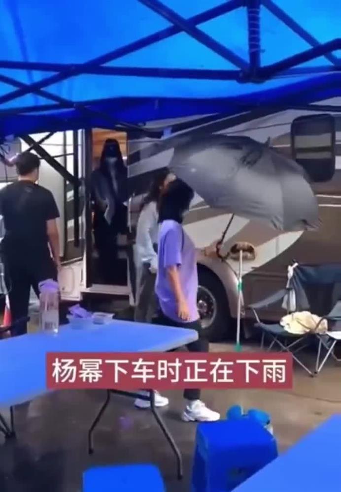 Tranh cãi clip Dương Mịch để nhân viên đầu trần, ướt dưới mưa-1