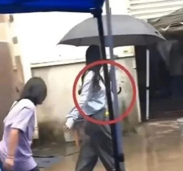 Tranh cãi clip Dương Mịch để nhân viên đầu trần, ướt dưới mưa-2